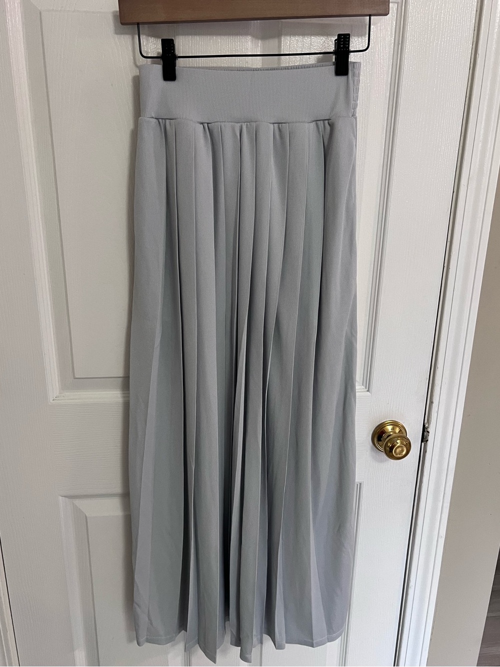 Halara High-Waisted Pleated Flowy Maxi
Skirt (Waffle Texture) as XS women’s - Picture 4 of 7